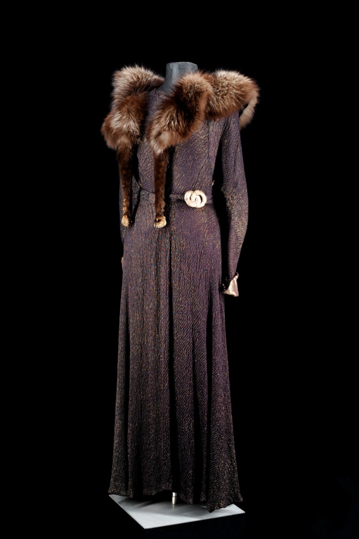 langes Abendkleid aus Goldlamee mit Fuchskragen aus den 1930er Jahren