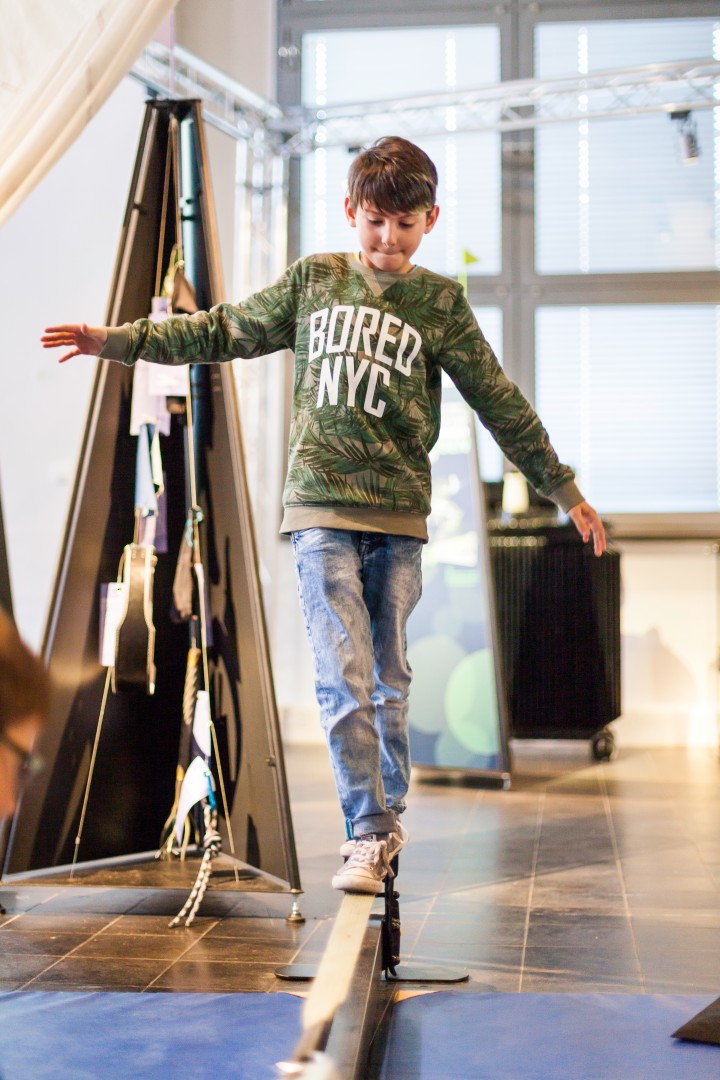 Schüler balanciert auf einer Slackline