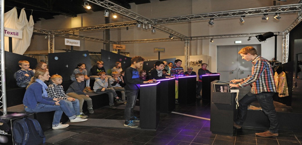 Kinder und Erwachsene in einer Quizshow