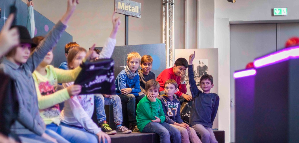 Kinder im Publikum der Quizshow in der Ausstellung