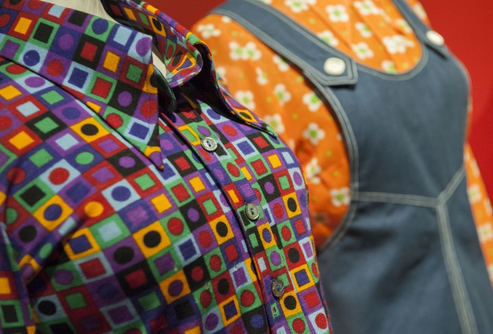 Foto zeigt zwei bunte Bluse auf Büsten als Detailaufnahme 