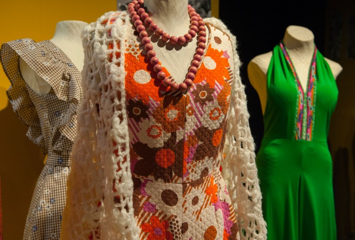 Bunte Blusen auf Figurinen in der Ausstellung