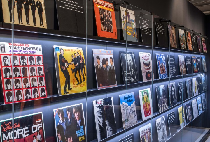 Schallplatten stehen auf einem Wandregal