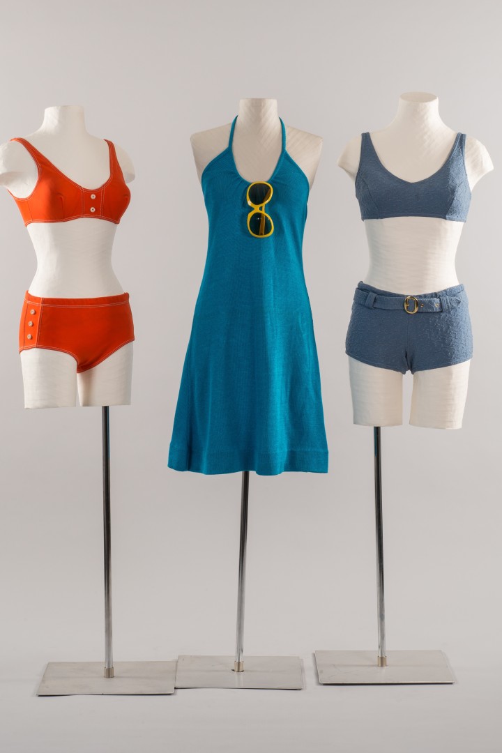 Foto zeigt ein blaues Kleid und zwei Bikinis an Figurinen