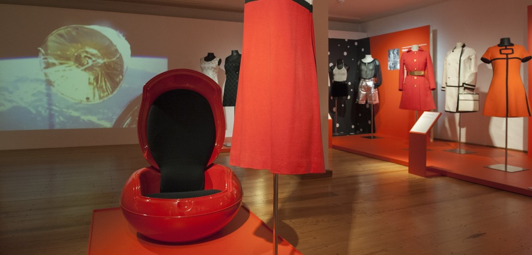 Blick in den Ausstellungsraum "Mode 68. Mini, sexy, provokant"