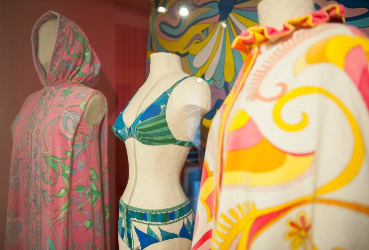 Drei bunte Damenoutfits aus den Siebziger Jahren an Figurinen