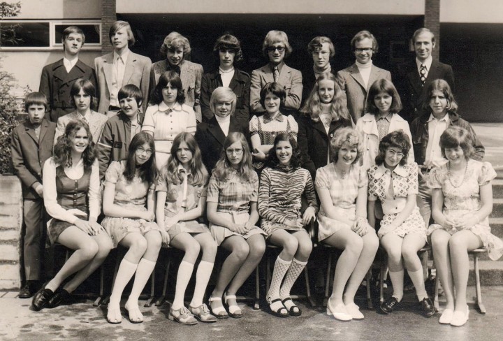Schwarz-weiß Foto zeigt eine Abschlußklasse einer Gesamtschule