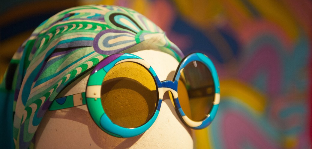Kopftuch und Sonnenbrille an einer Puppe