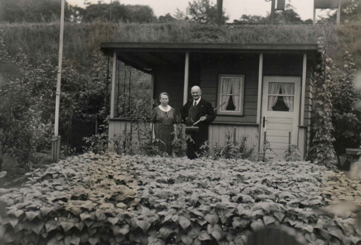 Schwarz/Weiss-Foto zeigt eine Garten mit Beet um 1920