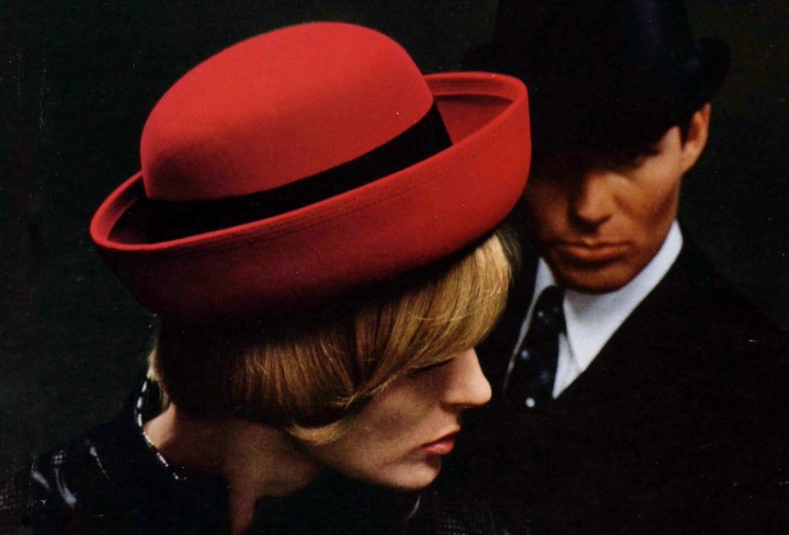 1962 Mayseranzeige Ausschnitt - Roter Hut Ein roter Hut steht mir gut. Ausschnitt aus einer Anzeige für Mayser-Hüte. 