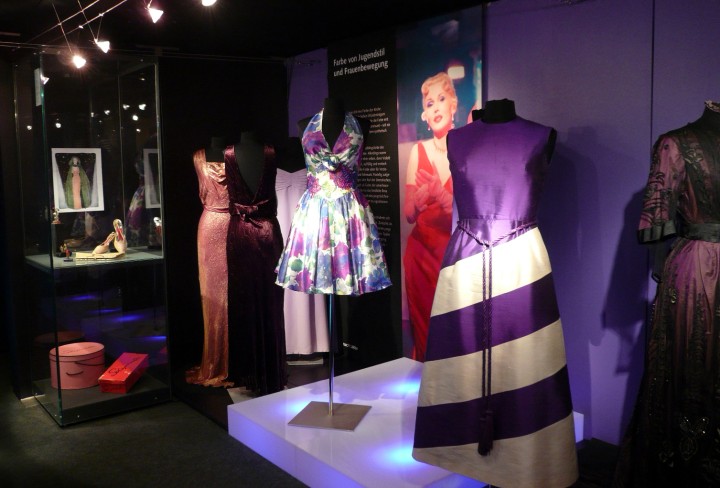 Kleider in der Ausstellung