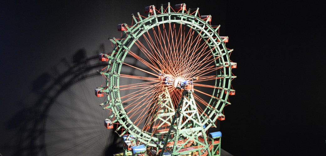 Modell eines Riesenrads vor dunklem Hintergrund auf einem Podest in der Ausstellung
