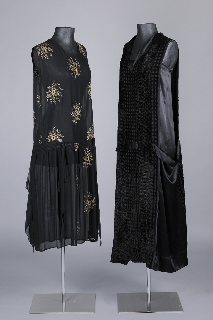Zwei Figurinen bekleidet mit schwarzen Charlestonkleidern.