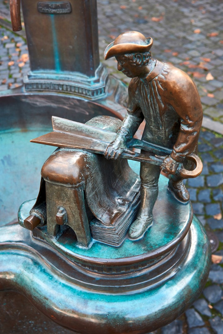 Kleine Messingfigur eines Tucharbeiters