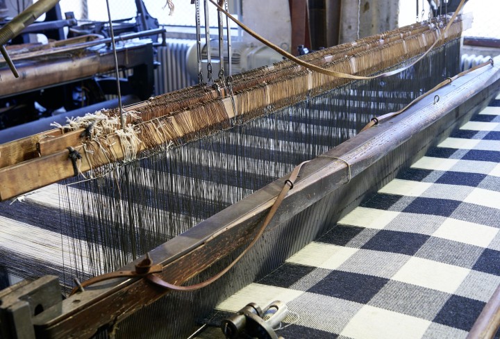 Webstuhl mit karierter Decke in der Ausstellung in der Tuchfabrik Müller