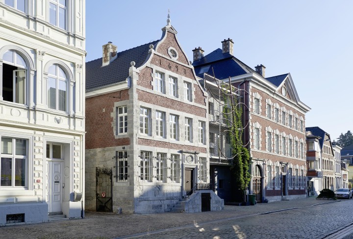 Blick von der anderen Straßenseite auf alte historische Häuser 