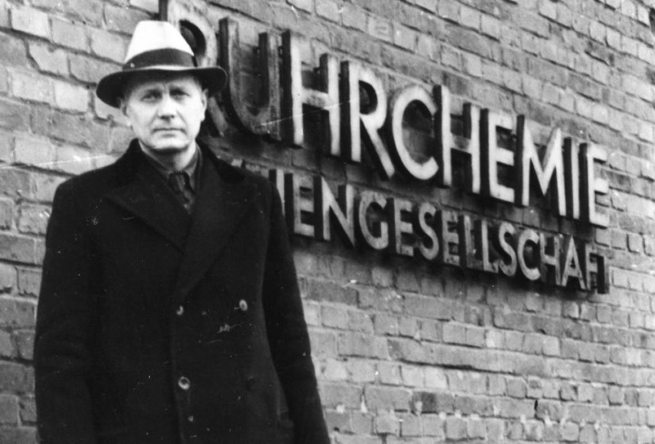 Historisches Schwarz-weiß-Foto eines Herrn vor dem Eingang der damaligen "Ruhrchemie"