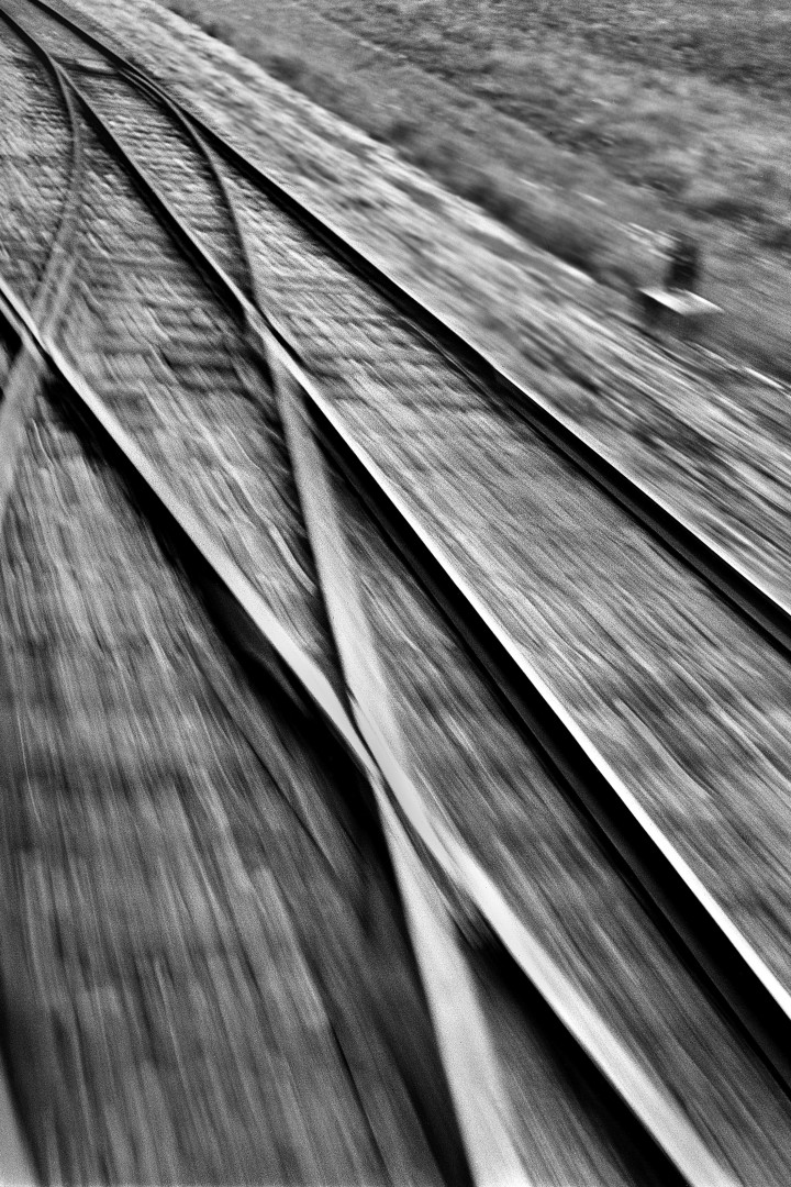 Schwarzweiß-Foto von Schienen während der Fahrt