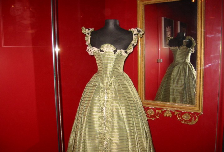 Goldenes Kleid in der Ausstellung