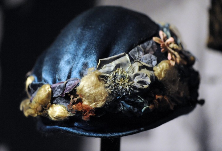 Detailansicht eines Hutes aus der Ausstellung