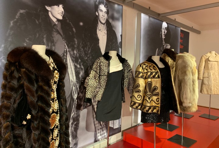 Figurinen in der Ausstellung mit Jacken und Mäntel aus Fell