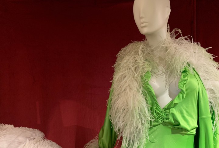 Figurine mit grünem Negligee und Fellkragen