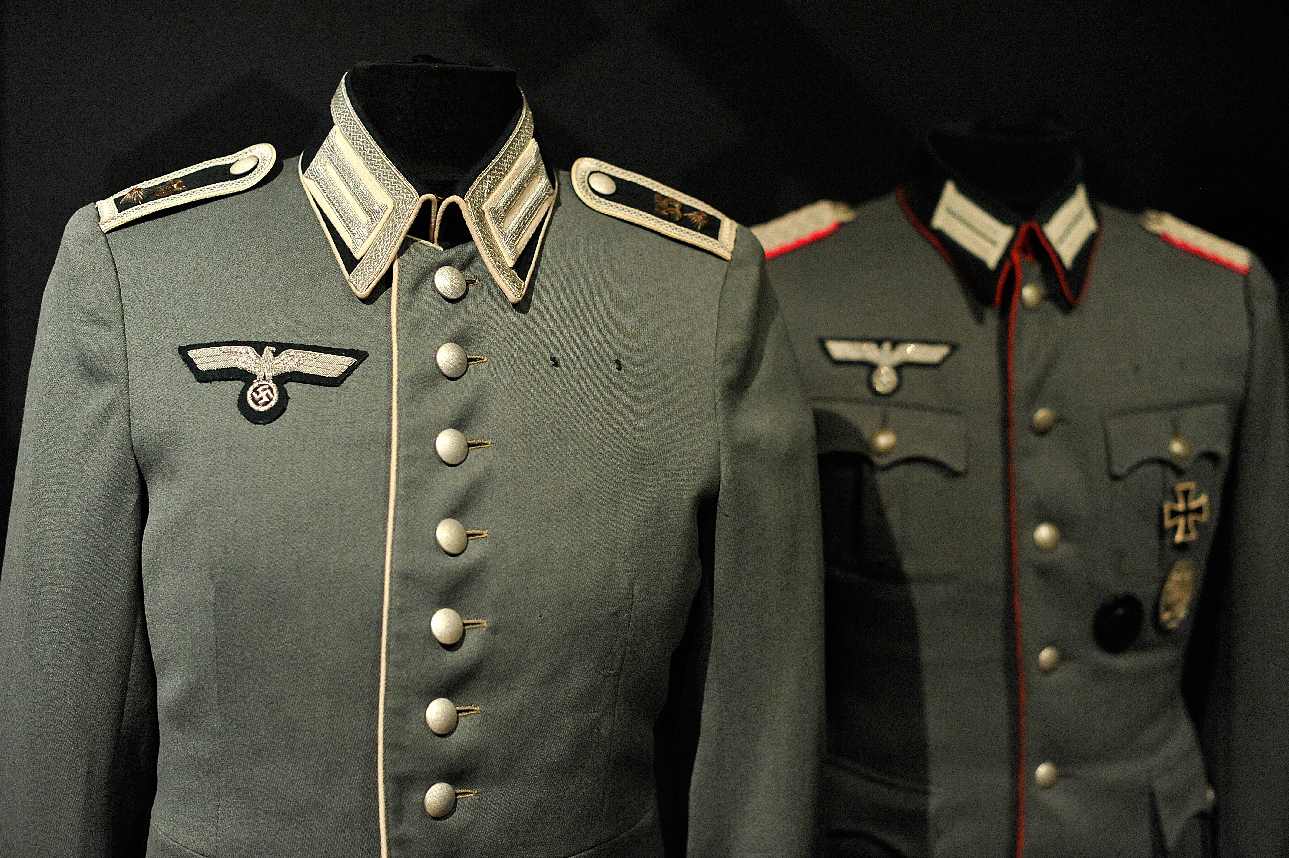 Uniformen der Wehrmacht: Waffenrock eines Feldwebels des Infanterieregiment 55 und Rock eines Oberst der Artellerie