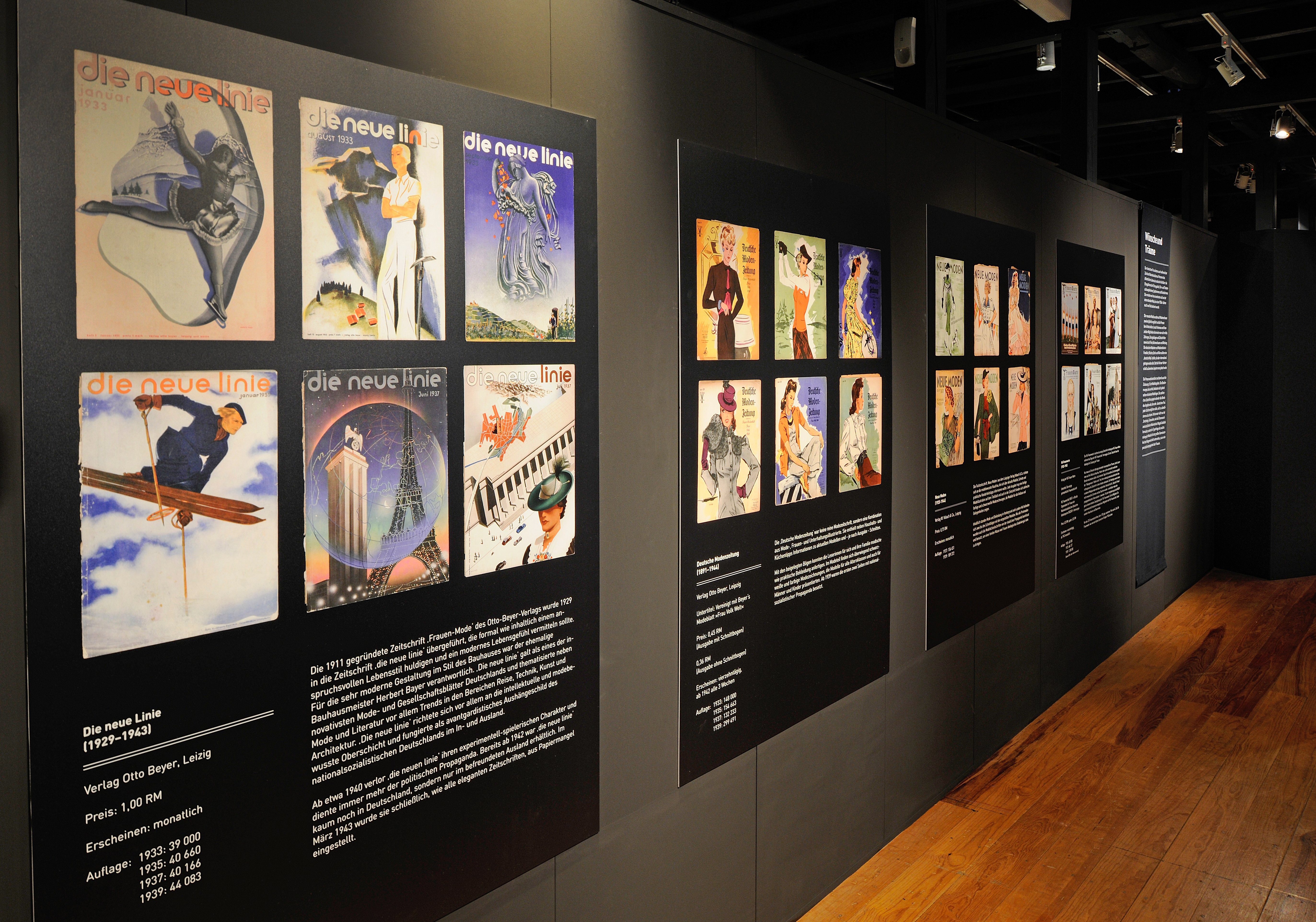 Ausstellungseinheit „Vorbilder“ mit Titeln verschiedener Zeitschriften, z.T. auch in einem elektronischen Blätterbuch.