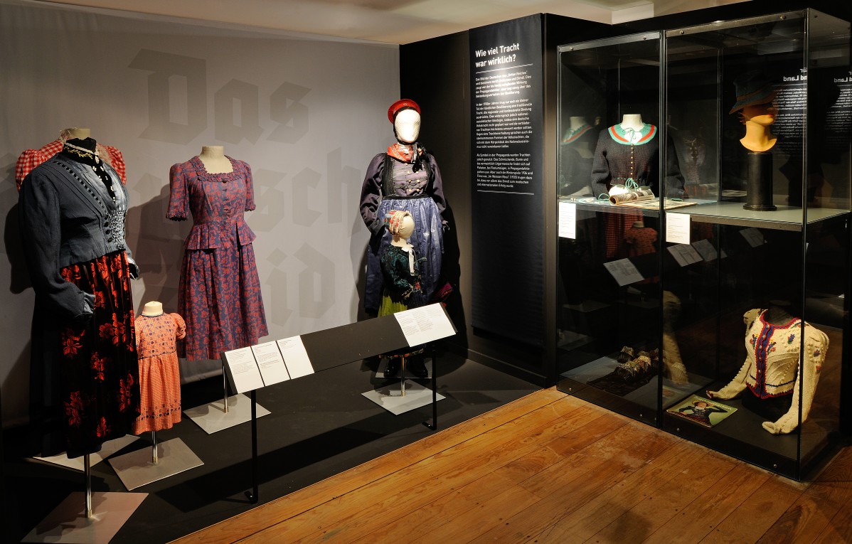  Blick in die Ausstellungseinheit „Das deutsche Kleid? – der Mythos von Tracht und Dirndl“