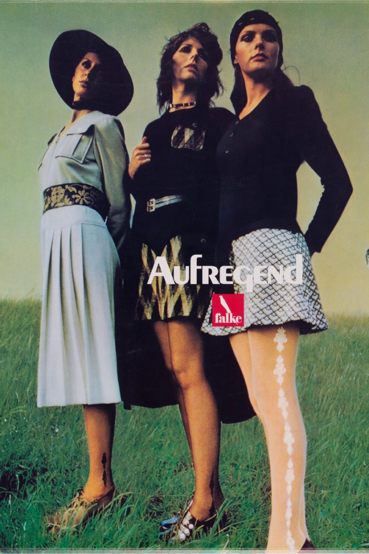 Historisches Werbemotiv von drei Frauen in Nylonstrümpfen auf einer Wiese
