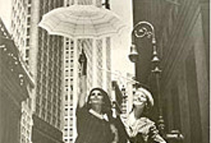 Zwei Damen mit Sonnenschirm in New York