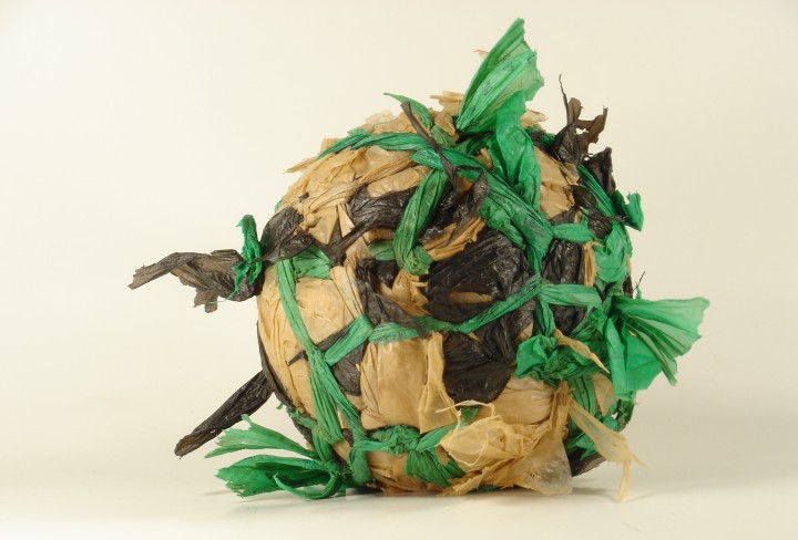 Ein aus Plastiktütenresten gefertigter Fußball