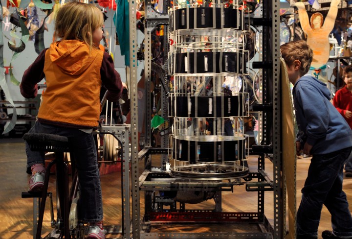 Zwei Kinder spielen an einer gebastelten Maschine und bringen diese in Bewegung.