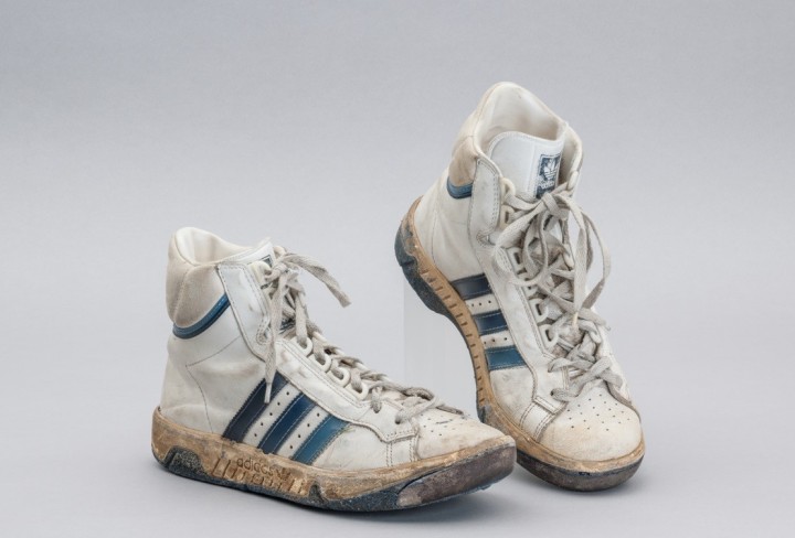 Foto zeigt ein paar weiße Sneakers