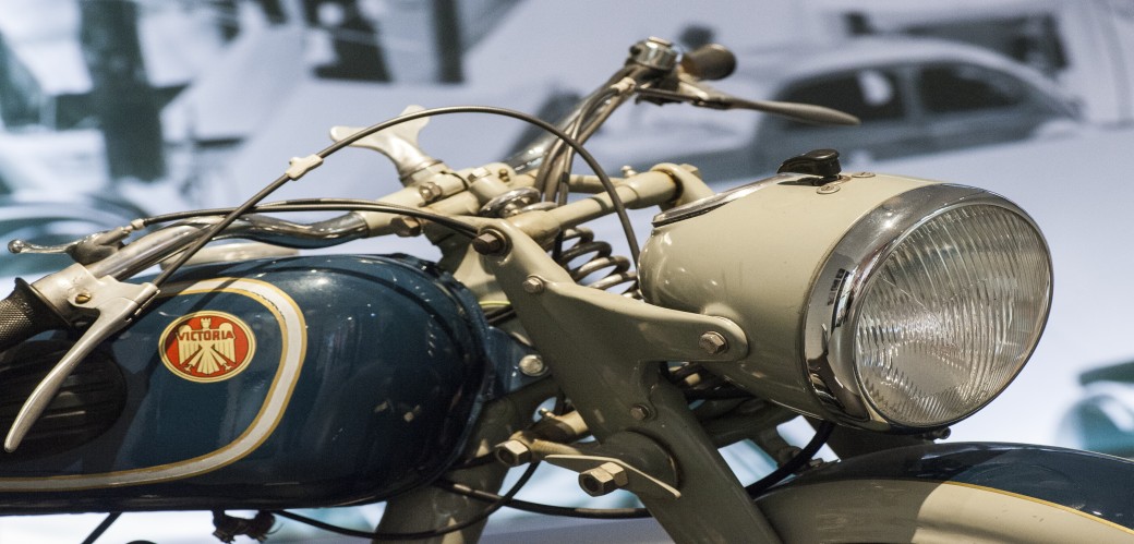 Blau-creme farbiges Motorrad „Victoria KR25 ‚Aero'“ aus dem Jahr 1950.