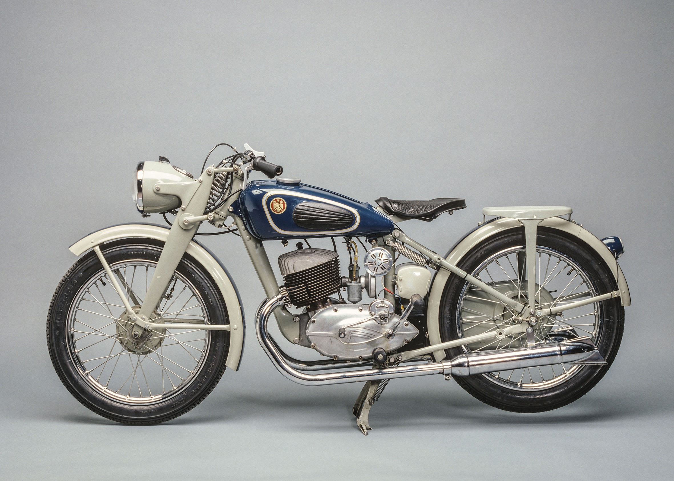 Blau-graues Motorrad mit dunkelblauem Tank