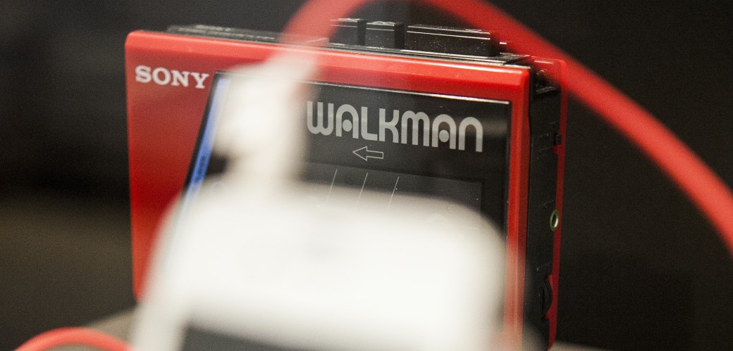 Ein weißes Smartphone, im Hintergrund ein roter Walkman