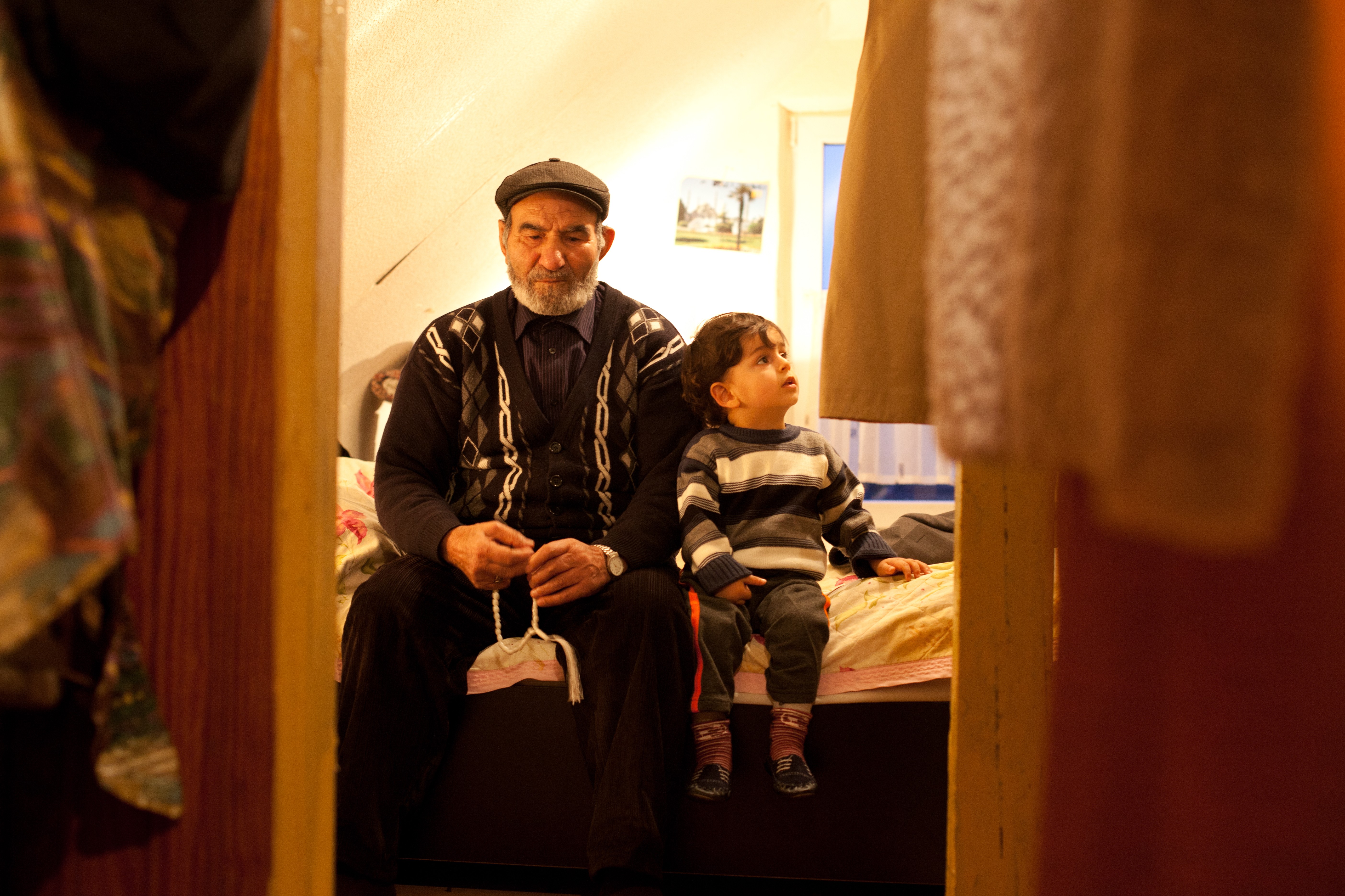 Der Vater von Dilek Çelen, Osman Çelen, mit Enkelkind. Foto: Alex Muchnik, 2012