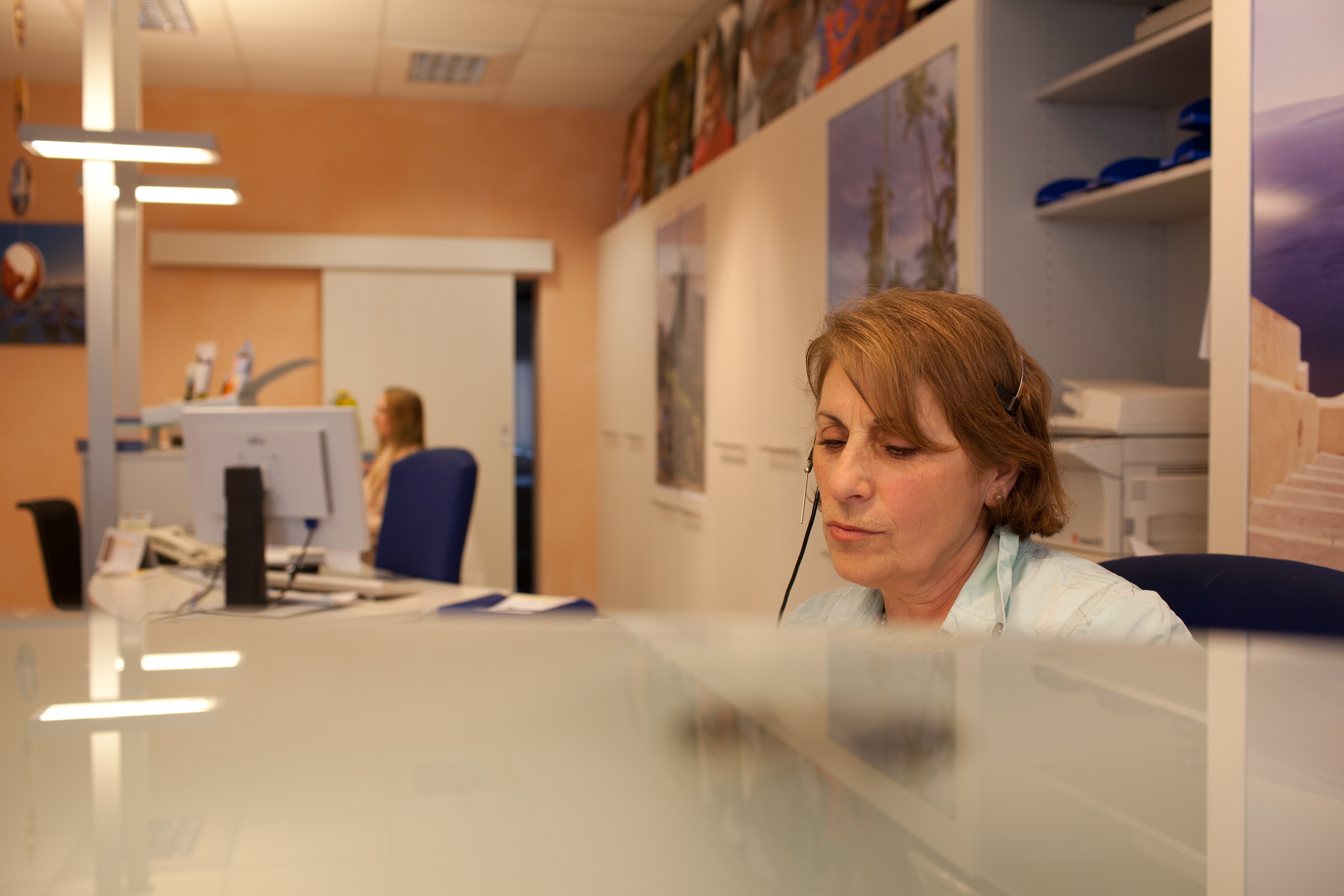 Elena Kontogianni an ihrem Arbeitsplatz im Reisebüro Dahmen, Foto: Alex Muchnik, 2012