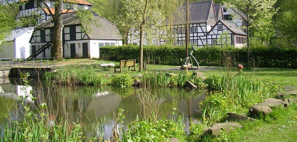 Außenanlage der Papiermühle Alte Dombach mit Park und Teich