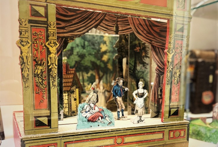 Bild von einem Puppentheater mit Puppen, die aus Papier gebastelt wurde.
