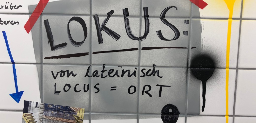 Auf Badezimmerfliesen steht die Etymologie des Wortes "Lokus: vom Lateinischen 'locus' gleich Ort" geschrieben.