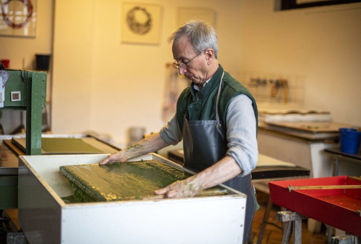 John Gerard beim Papierschöpfen in seinem Atelier 