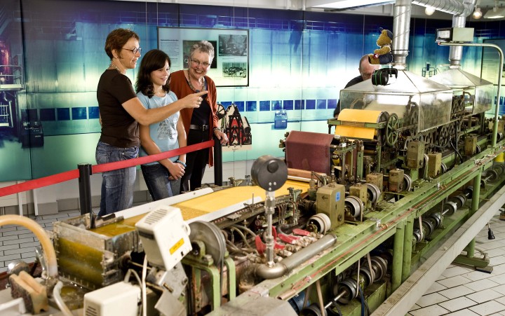 Family at a paper machine demonstration