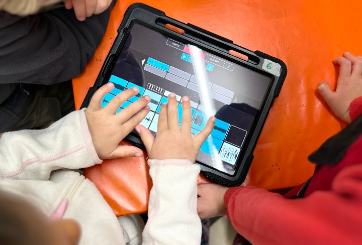 Kinder bedienen einen Tabletcomputer