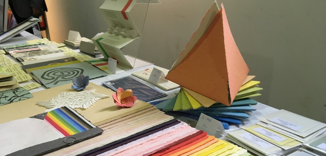 Verschiedenfarbige Papiere auf einem Tisch