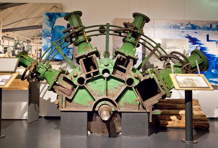 Große Maschine in einer Ausstellung
