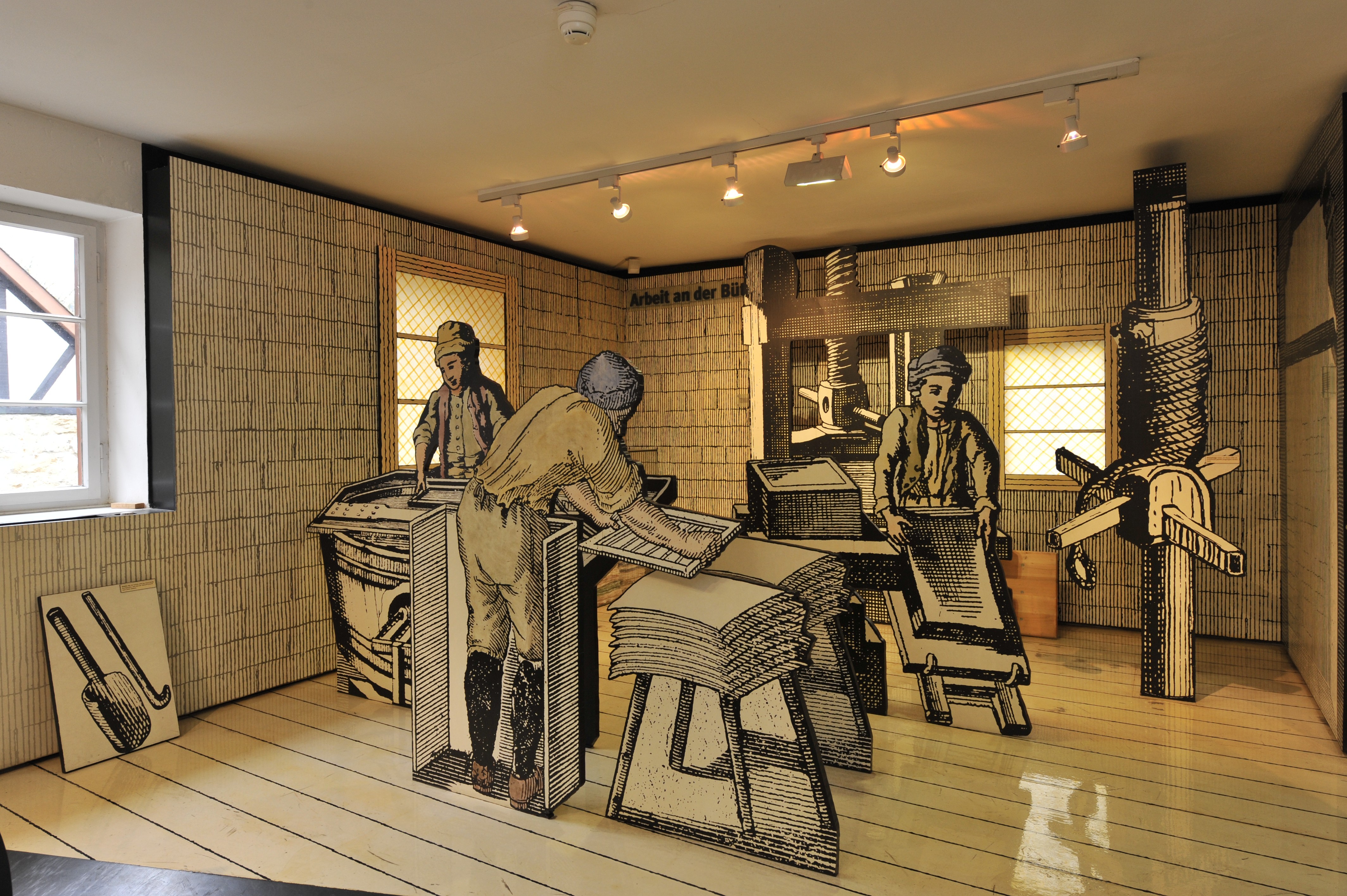 Wie es früher in den Papiermühlen zuging, zeigen Inszenierungen, die aus historischen Kupferstichen zusammengesetzt sind. Ein Papiermacher konnte an einem Tag bis zu 6.000 Bögen schöpfen.