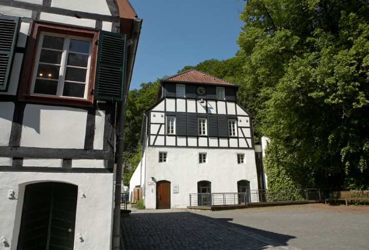 Blick auf die historischen Fachwerkgebäude der ehemaligen Papiermühle Alte Dombach