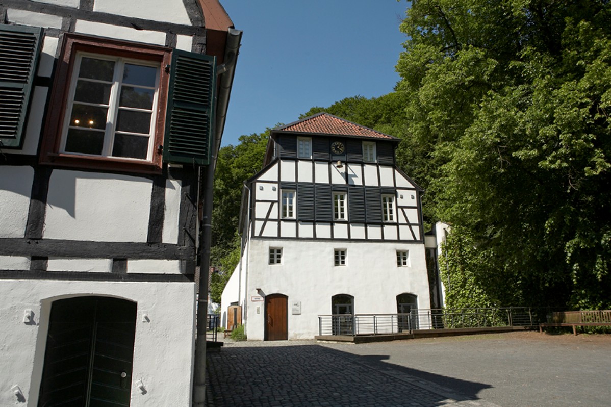 Fachwerkhäuser der Papiermühle Alte Dombach im Sommer